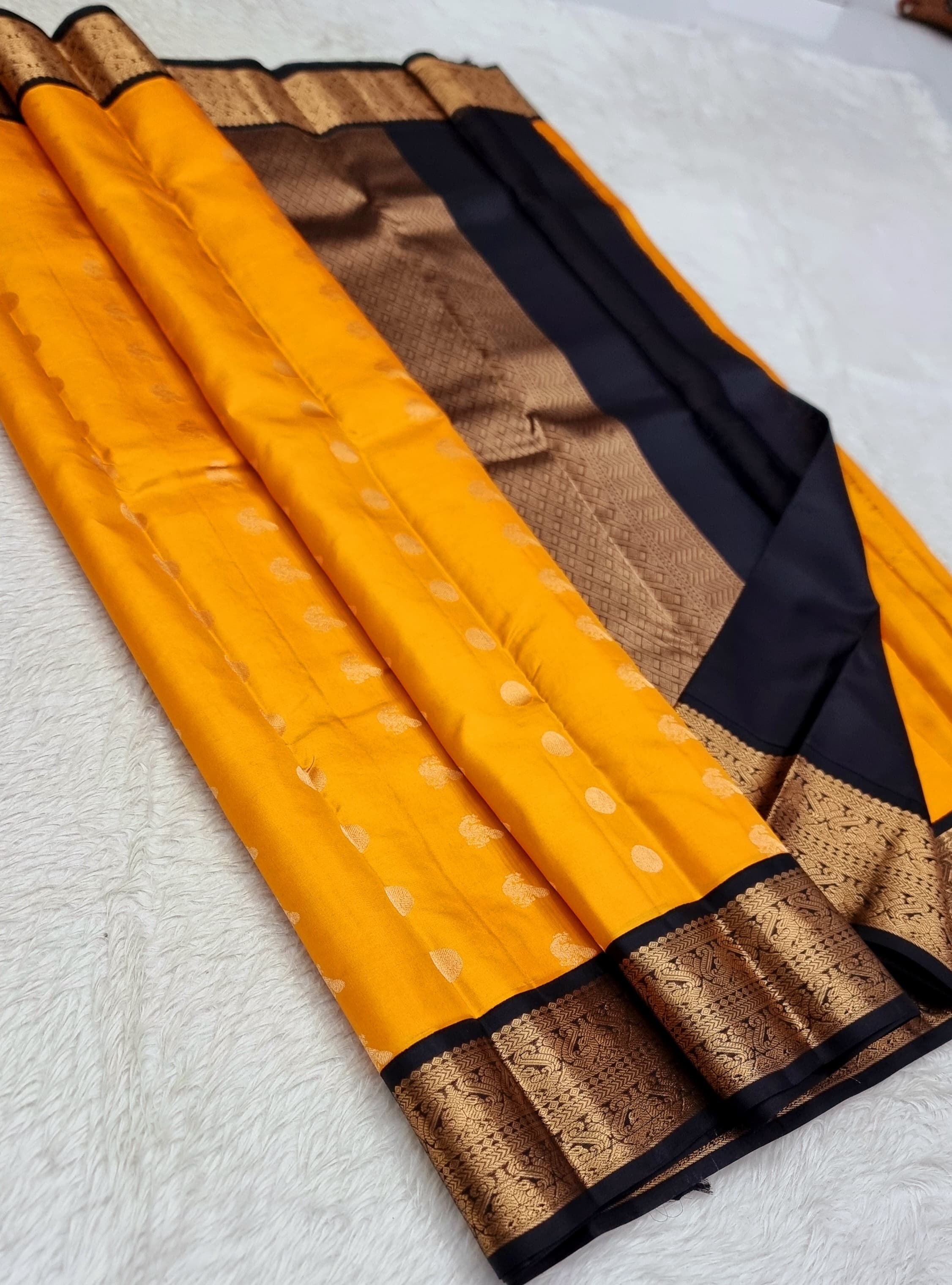Classic Mango Yellow & Black Kanchipuram Handloom Silk Saree SS25810