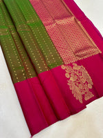 Load image into Gallery viewer, Classic Olive Green &amp; Dark Pink Elegance Kanchipuram Handloom Silk Saree SS25339
