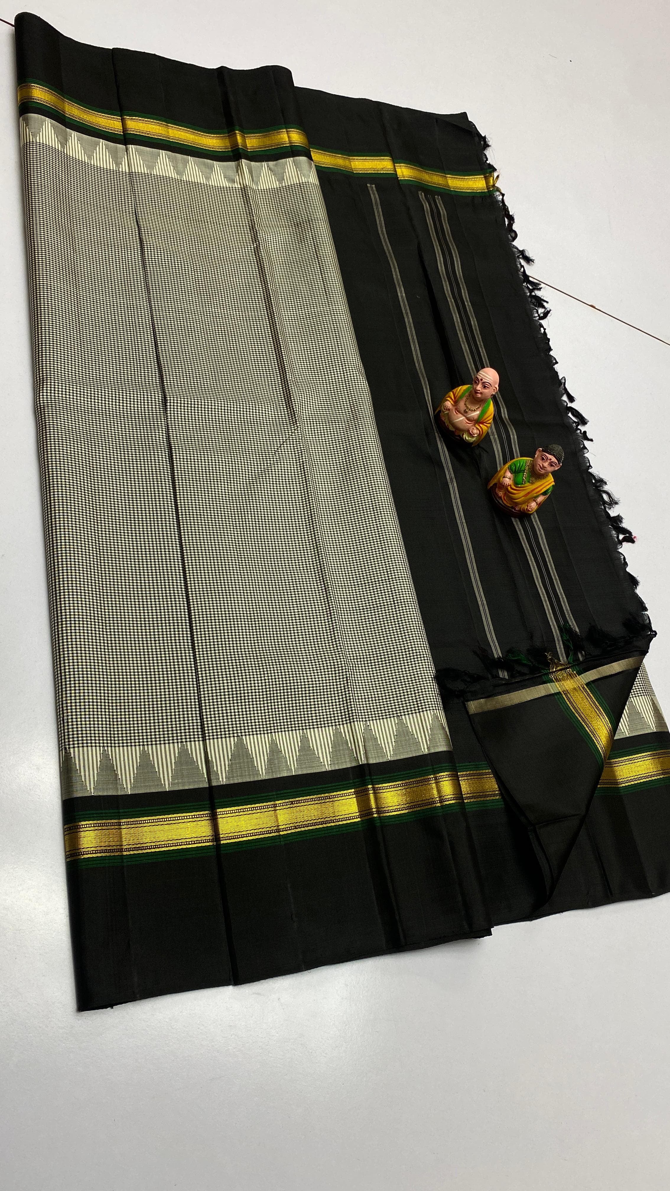 Classic Black & White Checks Elegance Kanchipuram Handloom Silk Saree SS24618