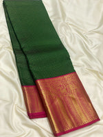 Load image into Gallery viewer, Classic Green &amp; Deep Pink 1gm Zari Vaira Oosi Checks Elegance Kanchipuram Handloom Silk Saree SS25500
