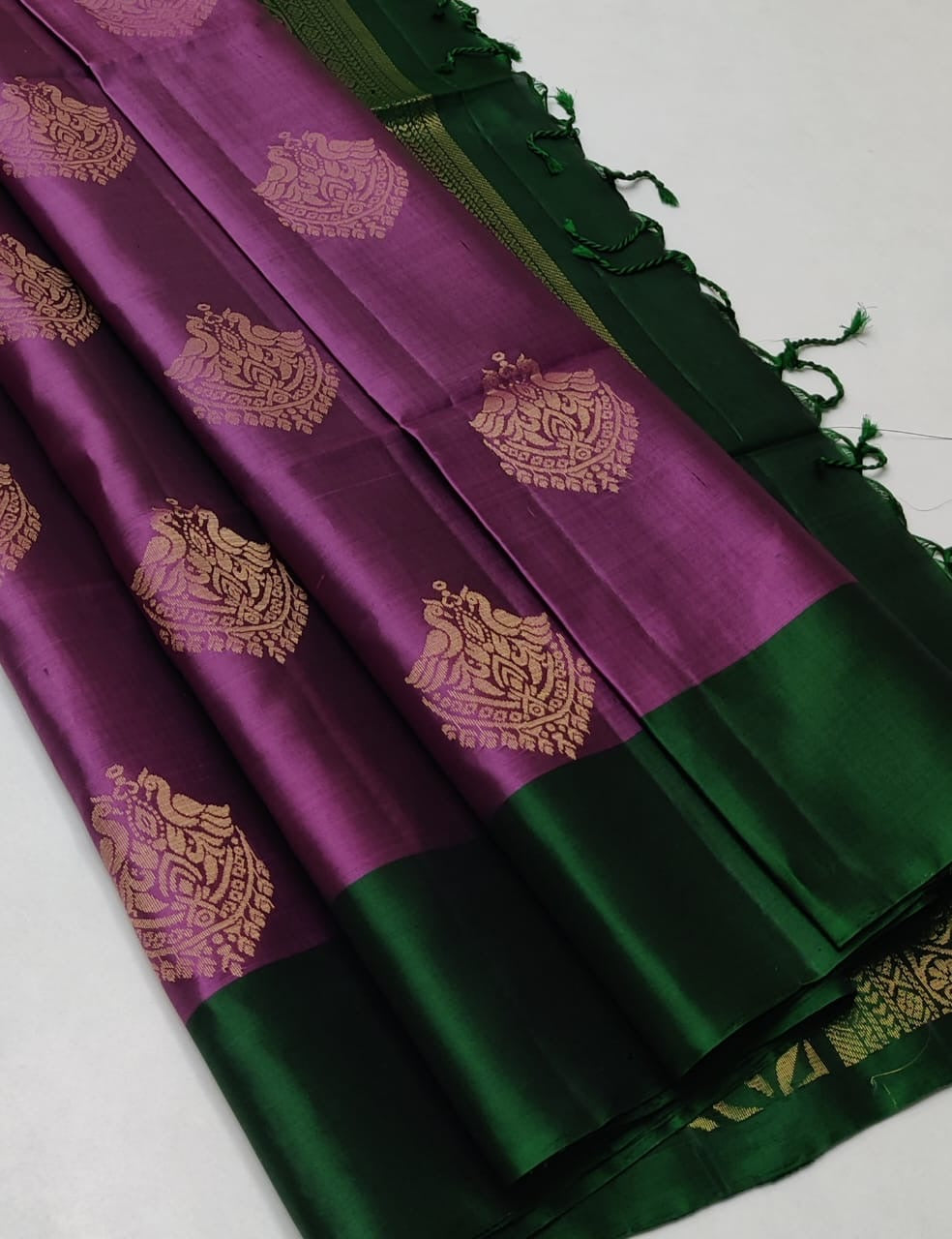 Onion Pink & Green Elegance Handloom Soft Silk Saree SS22256