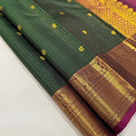 Load image into Gallery viewer, Classic Bottle Green &amp; Deep Pink Vaira Oosi Kattam 2gm Zari Kanchipuram Handloom Silk Saree SS25937
