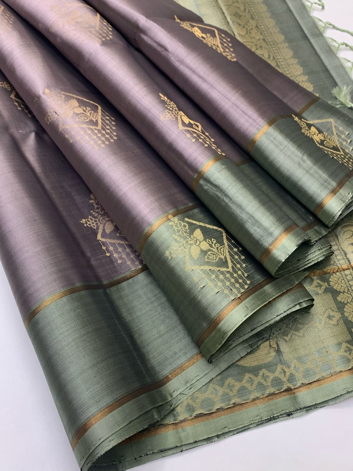 Classic Mauve & Pearl Teal Green Elegance Handloom Soft Silk Saree SS24791