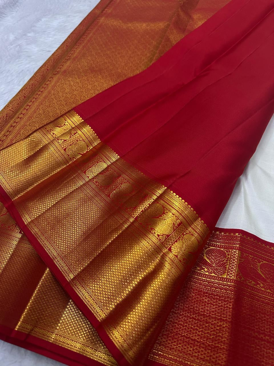 Classic White & Chilly Red 2gm Zari Bridal Elegance Kanchipuram Handloom Silk Saree SS24478