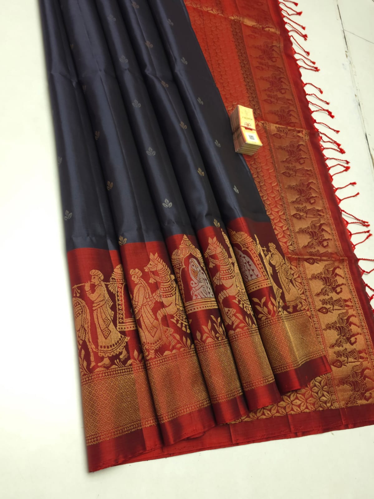Classic Shadow Black & Burnt Orange Elegance Handloom Soft Silk Saree SS26627