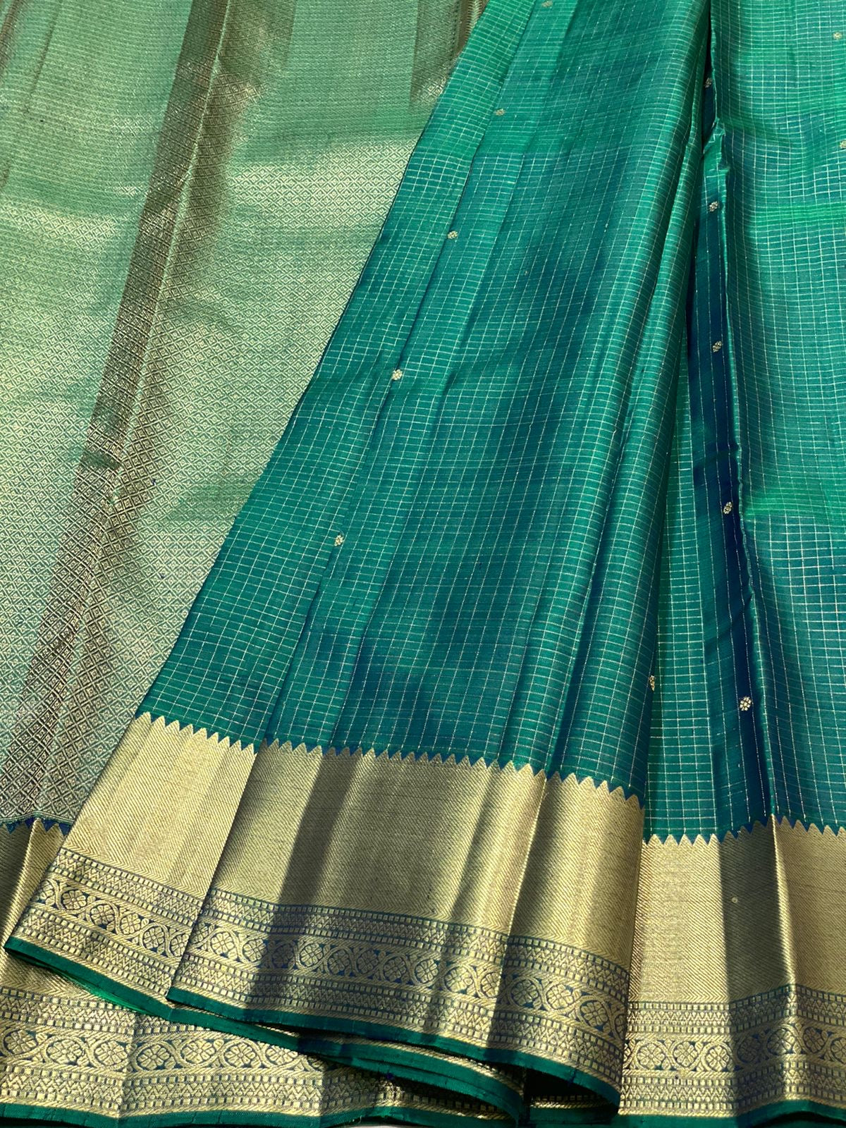 Classic Peacock Green 2gm Zari Vaira Oosi Checks Elegance Kanchipuram Handloom Silk Saree SS24745