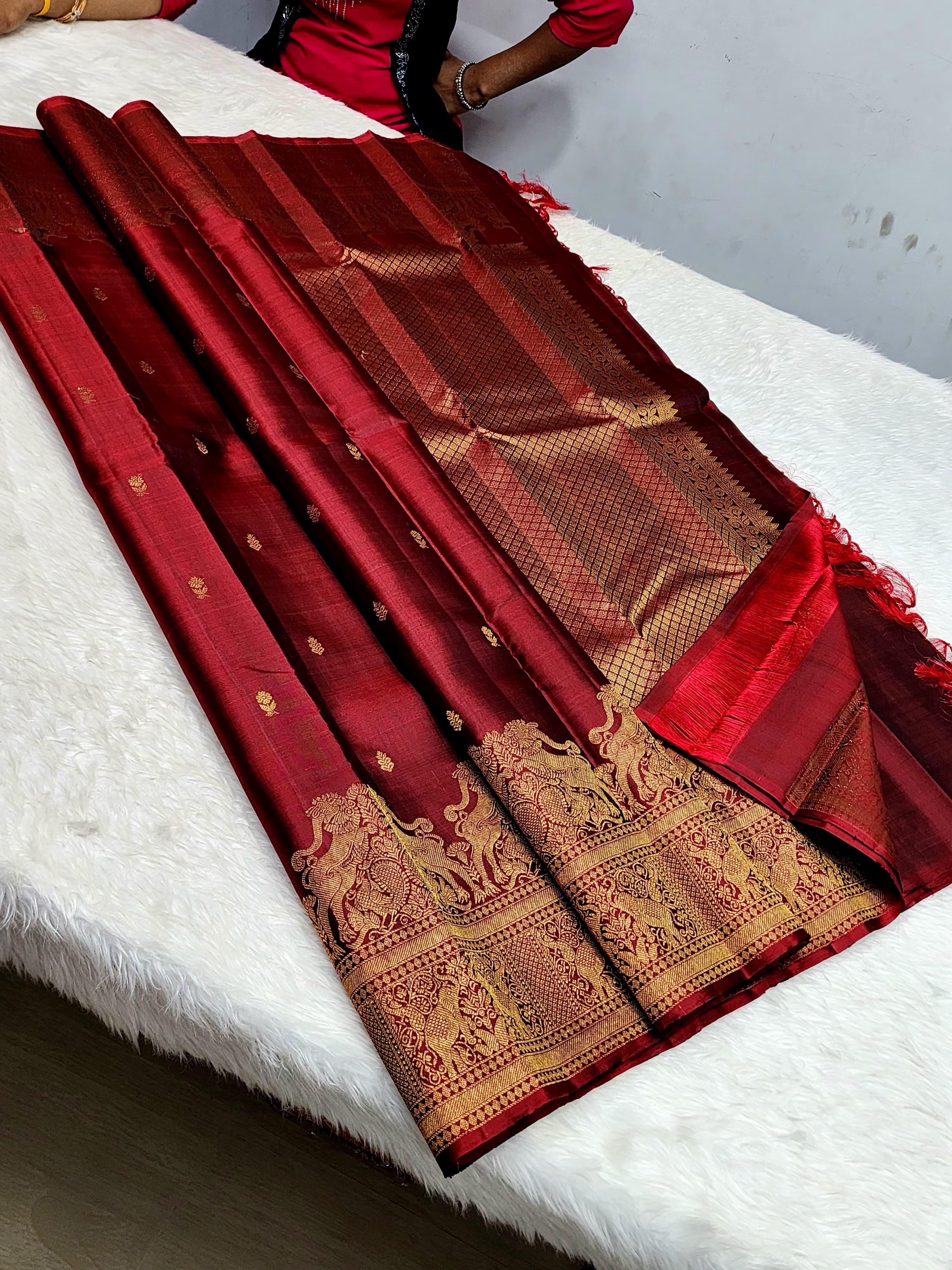 Classic Red 2gm Zari Elegance Kanchipuram Handloom Silk Saree SS24715