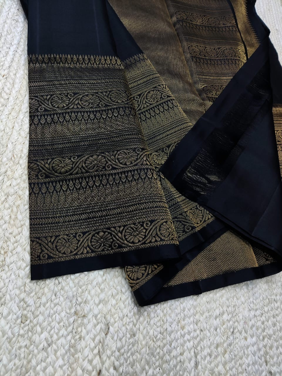 Classic Pale Black Elegance Handloom Silk Saree SS23239