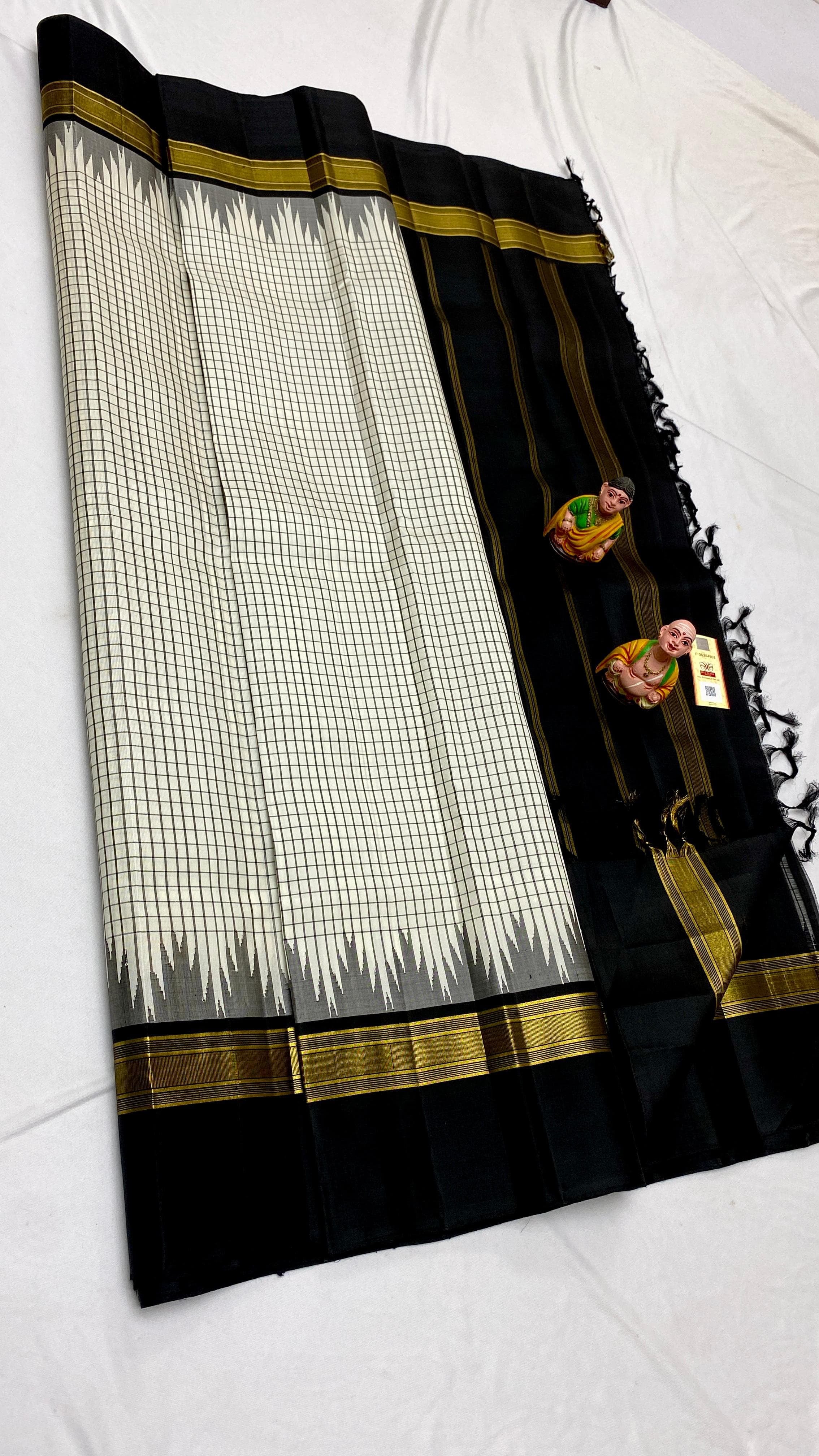 Classic Pearl Cream & Charcoal Black Elegance Kanchipuram Handloom Silk Saree SS24525