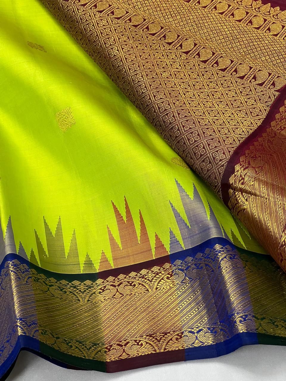 Classic Neon Green & Maroon 2gm Zari Elegance Kanchipuram Handloom Silk Saree SS24613