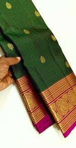 Load image into Gallery viewer, Classic Bottle Green &amp; Magenta 2gm Zari Vaira Oosi Elegance Kanchipuram Handloom Silk Saree SS24596
