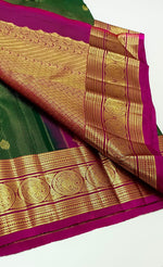 Load image into Gallery viewer, Classic Bottle Green &amp; Magenta 2gm Zari Vaira Oosi Elegance Kanchipuram Handloom Silk Saree SS24596
