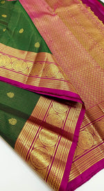 Load image into Gallery viewer, Classic Bottle Green &amp; Magenta 2gm Zari Vaira Oosi Elegance Kanchipuram Handloom Silk Saree SS24596
