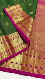 Load image into Gallery viewer, Classic Bottle Green &amp; Magenta 2gm Zari Vaira Oosi Elegance Kanchipuram Handloom Silk Saree SS24596
