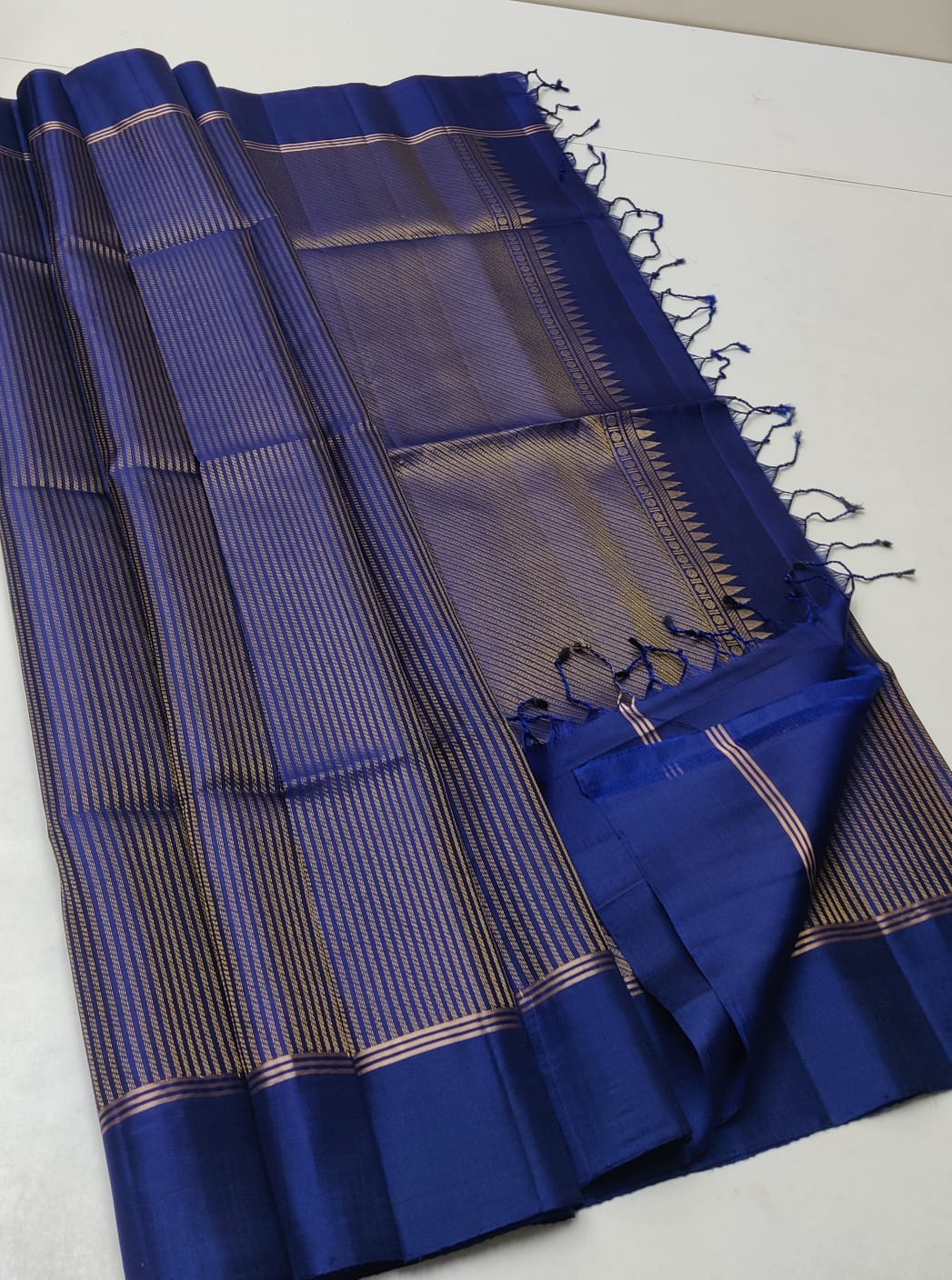 Classic Navy Blue Elegance Handloom Soft Silk Saree SS24591