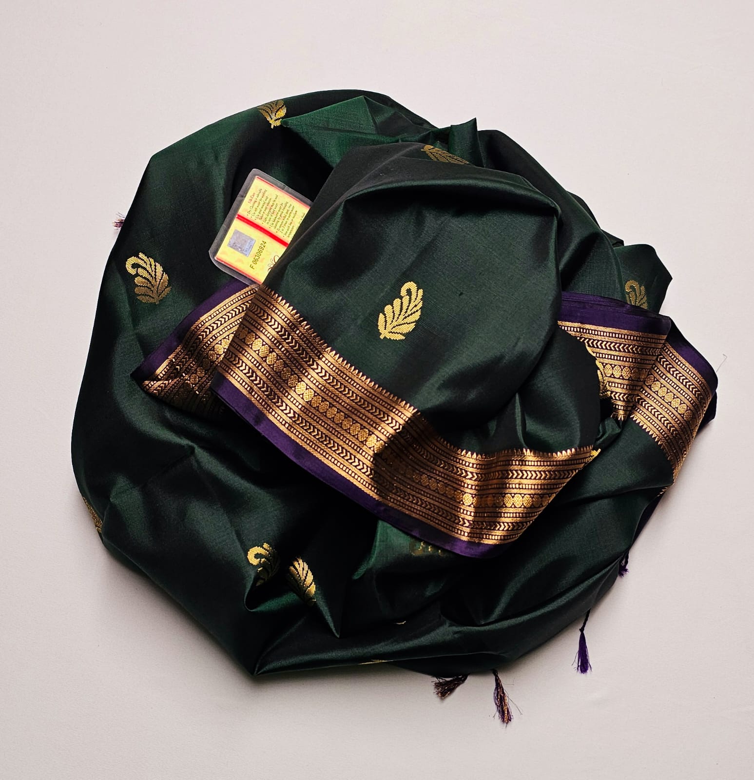 Classic Bottle Green Elegance Handloom Soft Silk Saree SS25489