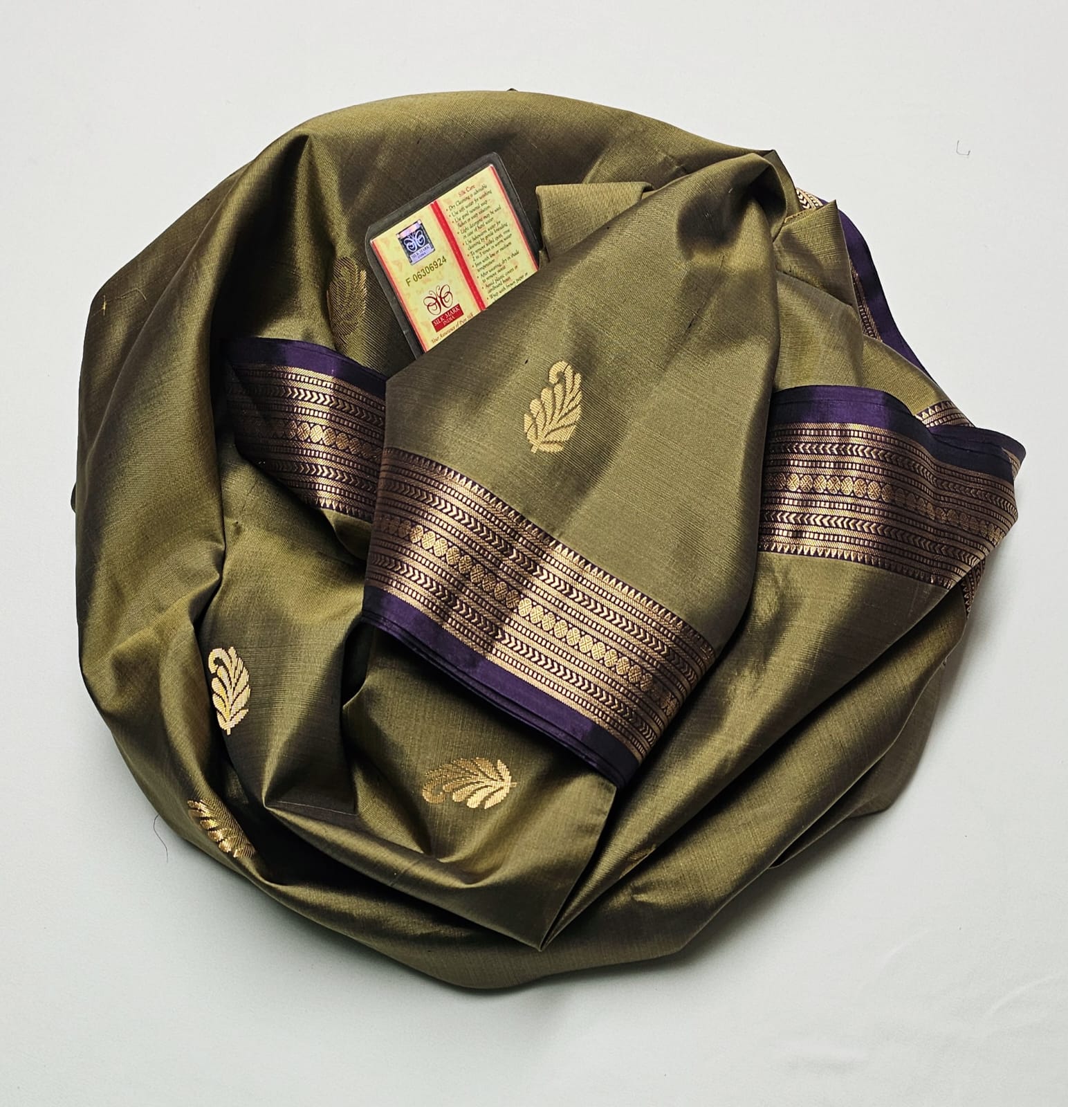 Classic Olive Green Elegance Handloom Soft Silk Saree SS25490