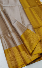 Load image into Gallery viewer, Classic Champagne &amp; Gold Double Warp Elegance Handloom Soft Silk Saree SS28606
