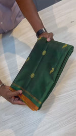 Load and play video in Gallery viewer, Classic Green &amp; Mustard 2gm Zari Kanchipuram Handloom Silk Saree SS26568
