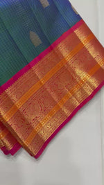 Load and play video in Gallery viewer, Classic Peacock Blue &amp; Chilly Red 2gm Gold Zari Korvai Checks Bridal  Elegance Kanchipuram Handloom Silk Saree SS28108

