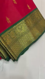 Load and play video in Gallery viewer, Classic Mirchi Red &amp; Dark Green 2gm Zari Elegance Kanchipuram Handloom Silk Saree SS27381
