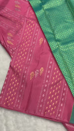 Load and play video in Gallery viewer, Creamy Pink &amp; Teal Green 2gm Zari Elegance Kanchipuram Handloom Silk Saree SS20586

