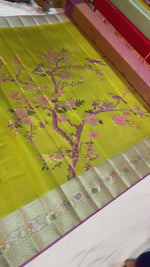 Load and play video in Gallery viewer, Classic Olive Green Elegance Kanchipuram Handloom Silk Saree SS28083
