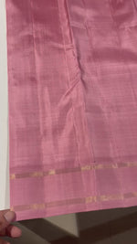 Load and play video in Gallery viewer, Classic Onion Pink 4gm Zari Korvai Elegance Kanchipuram Handloom Silk Saree SS23661
