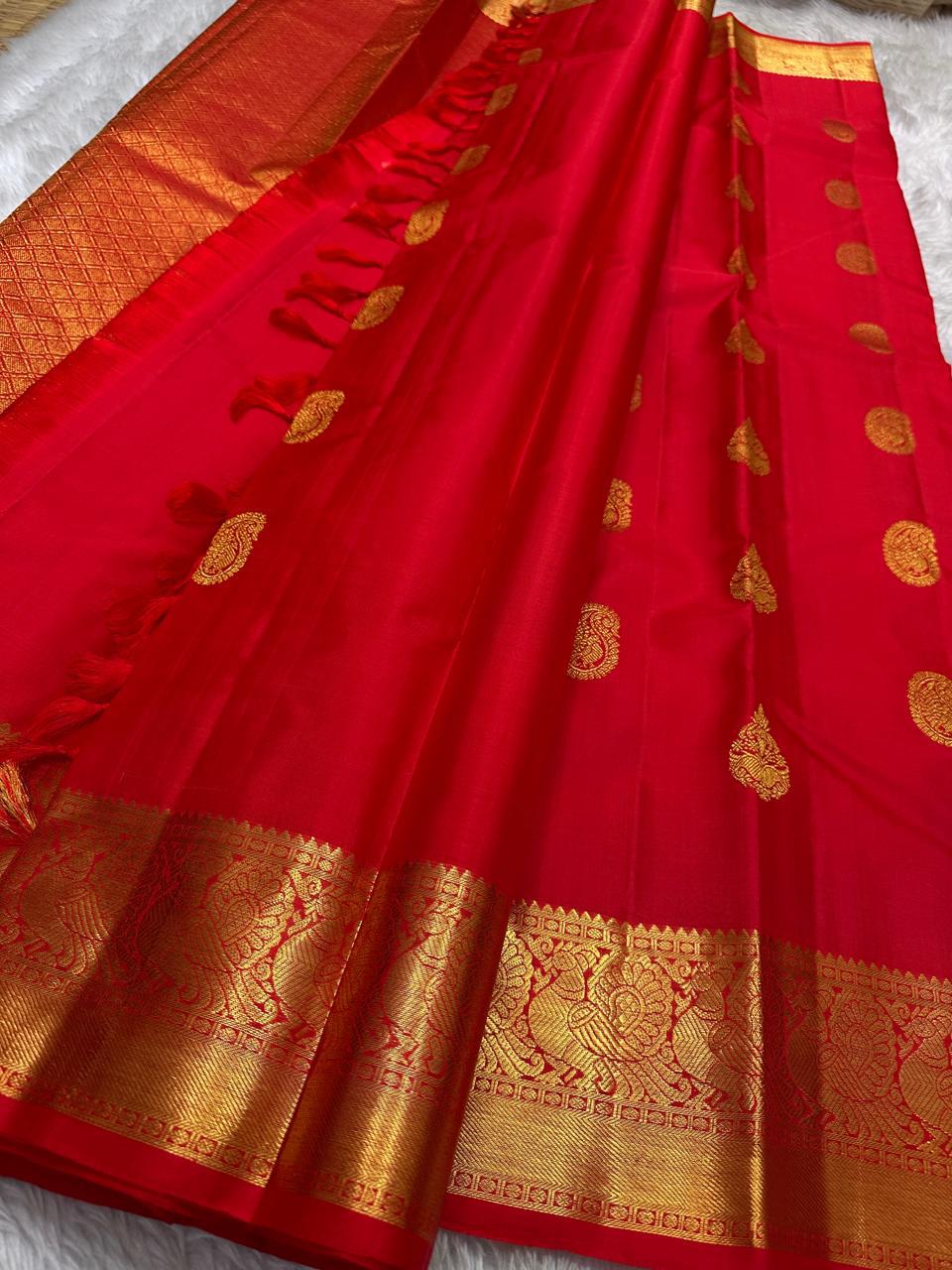 Classic Scarlet Red Bridal Elegance Kanchipuram Handloom Silk Saree SS26172
