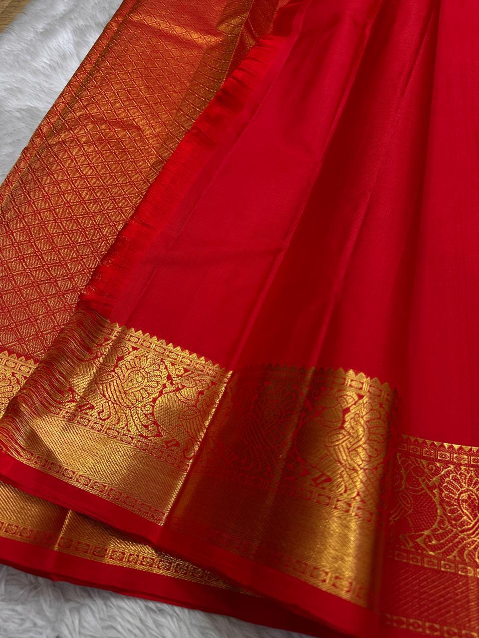 Classic Scarlet Red Bridal Elegance Kanchipuram Handloom Silk Saree SS26172